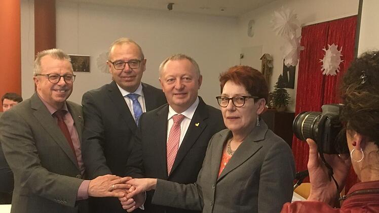 Landrat Thomas Bold (3. von links) wird für den Rest der Amtszeit durch (von links) Emil Müller (CSU), Jürgen Englert (SPD) und Monika Horcher (Grüne) vertreten. Foto: Ralf Ruppert