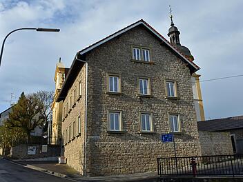 Die Gemeinde Gädheim erhält für die energetische Sanierung der alten Schule in Gädheim den vollen Fördersatz von 182 800 Euro.Ulrike Langer