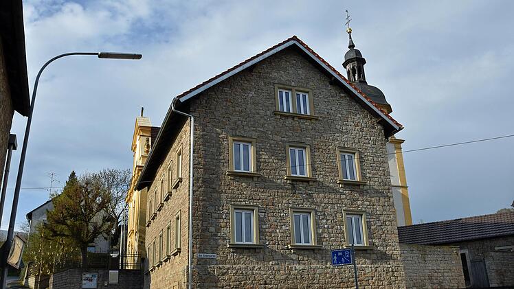 Die Gemeinde Gädheim erhält für die energetische Sanierung der alten Schule in Gädheim den vollen Fördersatz von 182 800 Euro.Ulrike Langer