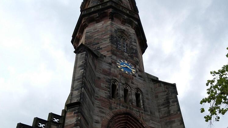 Der Organist Hartmut Leuschner-Rostoski gastierte an der historischen Hofmann-Orgel von St. Georg in Neustadt. Mit Musik vom Barock bis zur Romantik gestaltete er das Abschlusskonzert der 4. thüringisch-fränkischen Orgeltage.Foto: Jochen Berger