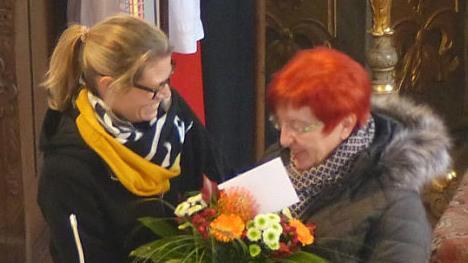 Stolze 30 Jahre, seit 1989, führt Maria Löhlein (rechts) als Vorsitzende die Geschicke des Caritas-Kindergartenvereins Sankt Johannes Stettfeld. Steffi Pfister dankte ihr mit einem Blumengruß.  Fotos: Christian Ziegler