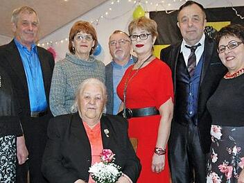 Natalie Derr aus Lützelbuch feierte im Kreis ihrer großen Familie und Freunde ihren 90. Geburtstag. Von links: Galina Derr und Sohn Viktor Derr, die Jubilarin Natalie Derr mit Blumen, Tochter Elvira Müller und Viktor Müller, Tochter Emma Belozerov, Sohn Alexander Derr und Elena Derr.  Foto: Edwin Meißinger