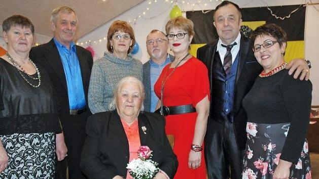 Natalie Derr aus Lützelbuch feierte im Kreis ihrer großen Familie und Freunde ihren 90. Geburtstag. Von links: Galina Derr und Sohn Viktor Derr, die Jubilarin Natalie Derr mit Blumen, Tochter Elvira Müller und Viktor Müller, Tochter Emma Belozerov, Sohn Alexander Derr und Elena Derr.  Foto: Edwin Meißinger