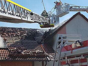 Auch die Drehleitern aus Kulmbach und Thurnau waren bei der Brandbekämpfung im Einsatz. Foto: Alexander Hartmann