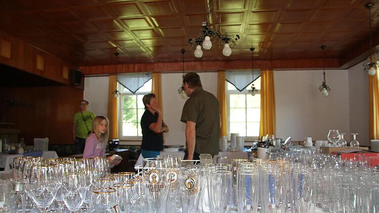 Beim Flohmarkt konnten Besucher ein Andenken aus dem ehemaligen Gasthof mitnehmen.