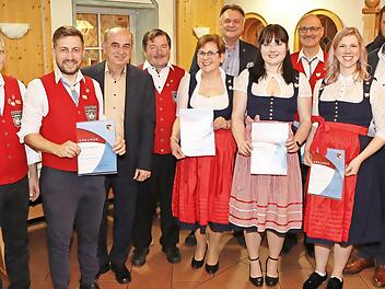 Für langjähriges Musizieren in der Kapelle des Musikvereins Burgkunstadt wurden vom Nordbayerischen Musikbund ausgezeichnet (von links): 2.Vorsitzender Stefan Gahn, Sebastian Kremer (25 Jahre), Bezirksvorsitzender des NBMB Thomas Kolb, Anton Diera...