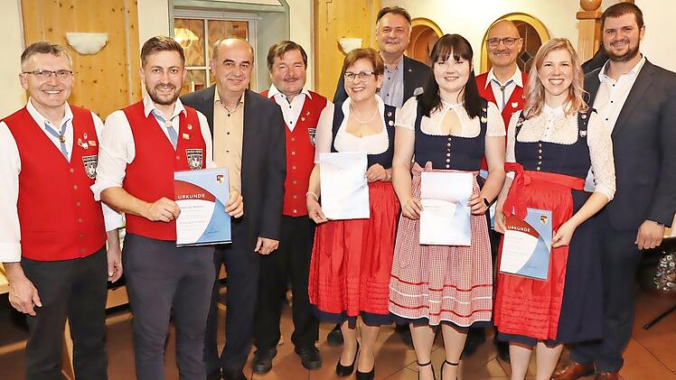 Für langjähriges Musizieren in der Kapelle des Musikvereins Burgkunstadt wurden vom Nordbayerischen Musikbund ausgezeichnet (von links): 2.Vorsitzender Stefan Gahn, Sebastian Kremer (25 Jahre), Bezirksvorsitzender des NBMB Thomas Kolb, Anton Diera...