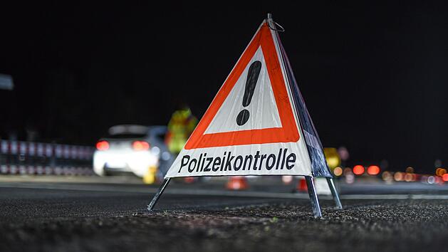 Polizeikontrolle, Kontrolle, Warndreieck, Auto, Verkehr, Autofahren Symbolfoto