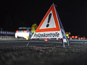 Polizeikontrolle, Kontrolle, Warndreieck, Auto, Verkehr, Autofahren Symbolfoto