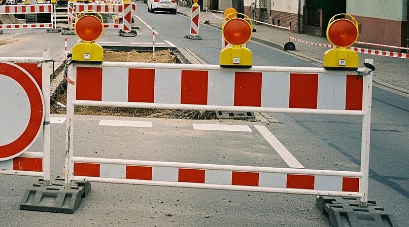 Eine Ortsdurchfahrt ist wegen Bauarbeiten gesperrt.
