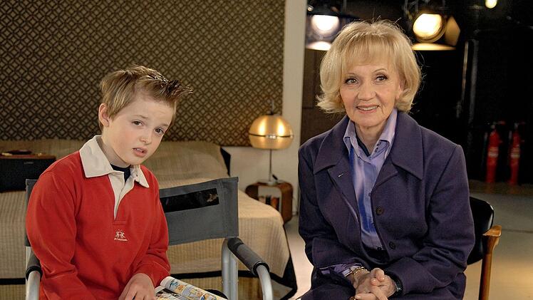 In "Die Z&uuml;rcher Verlobung - Drehbuch zur Liebe" (2007) ist Liselotte Pulver als Gast zu sehen, in Helmut Kr&auml;utners Klassiker spielte einst sie die Rolle der Juliane.