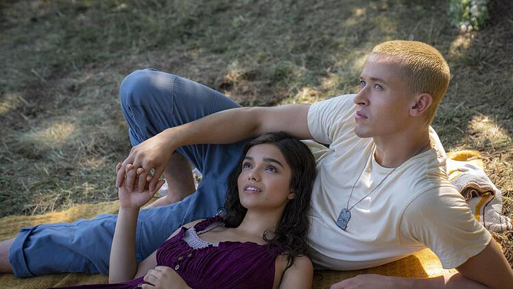 Bislang ist Coriolanus Snow nur als alter Mann und Herrscher &uuml;ber Panem bekannt. Das Prequel erz&auml;hlt den Werdegang des jungen Coriolanus (Tom Blyth) und seines Sch&uuml;tzlings Lucy Gray Baird (Rachel Zegler).