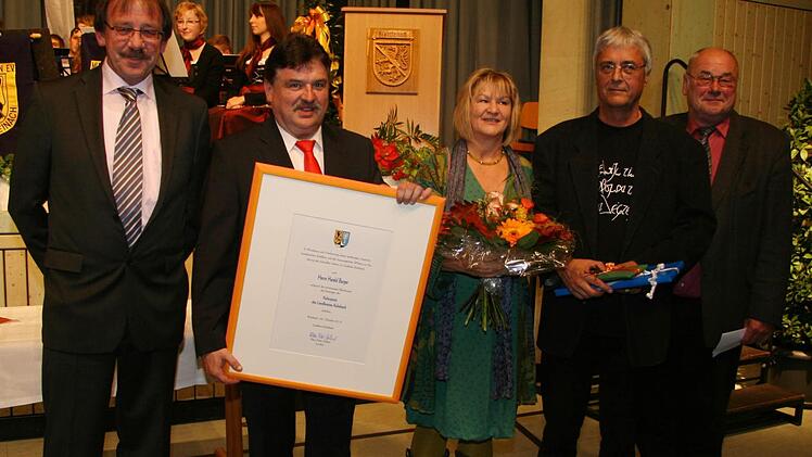Klaus Zahner (links) und Dirigent Christoph Hohlweg (rechts) freuen sich über den Kulturpreis des Landkreises.