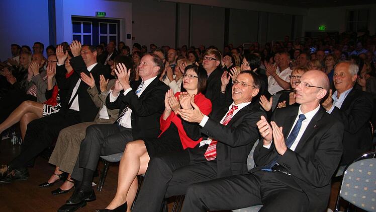 Mit tosendem Applaus bedankte sich das Publikum für eine rauschende Lach-Nacht.