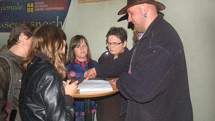 Florian Fischer erklärt die Schatzsuche auf moderne Art: das Geo-Caching.