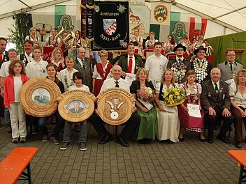 Die Sieger aus dem Gauschießen (Könige, Ritter und Meister) stellten sich zum Gruppenfoto. Fotos: Günther Straub