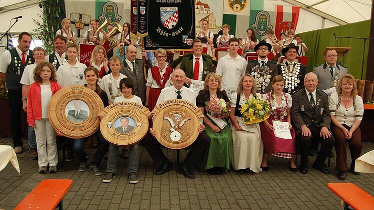 Die Sieger aus dem Gauschießen (Könige, Ritter und Meister) stellten sich zum Gruppenfoto. Fotos: Günther Straub