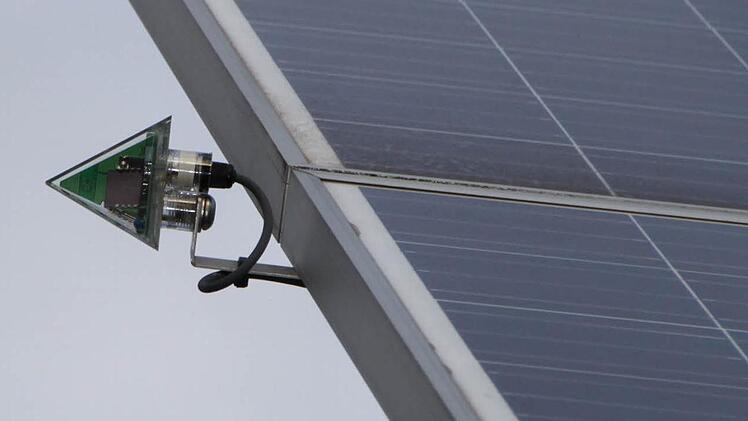 Sensoren messen die Intensität des Lichtes. Die Drehung erfolgt um zwei Achsen. Foto: Ulrike Müller