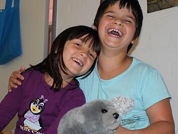 19 Kinder hat das Jugendamt Bad Kissingen 2013 in Obhut genommen, insgesamt waren zum Jahresende 118 Kinder aus dem Landkreis in Pflegefamilien und 81 in Heimen untergebracht. Unser Bild zeigt zwei Schwestern, die im Caritas-Kinderdorf St. Anton Riedenberg betreut werden und sich dort wohlfühlen. Foto: Ulrike Müller