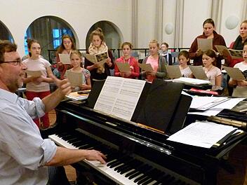 Domkapellmeister Werner Pees probt zwei Mal in der Woche mit der Mädchenkantorei. Die jungen Sängerinnen sind eifrig und konzentriert bei der Sache. Foto: Marion Krüger-Hundrup