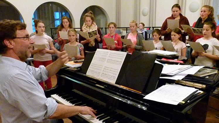 Domkapellmeister Werner Pees probt zwei Mal in der Woche mit der Mädchenkantorei. Die jungen Sängerinnen sind eifrig und konzentriert bei der Sache. Foto: Marion Krüger-Hundrup