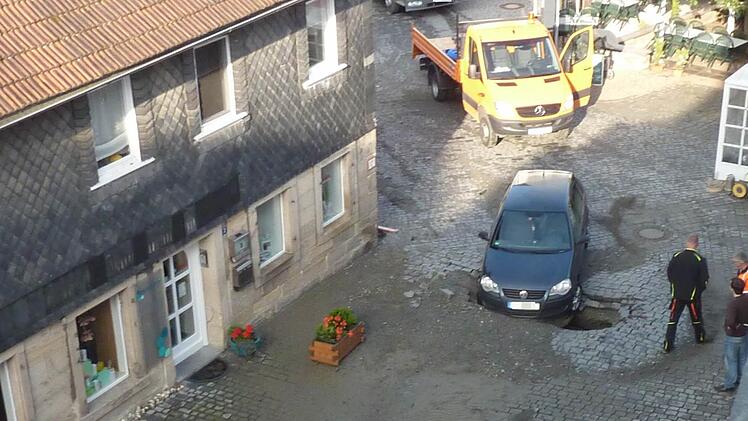 Ein riesiges Loch tat sich plötzlich in der Rosenau auf.  Foto: Privat