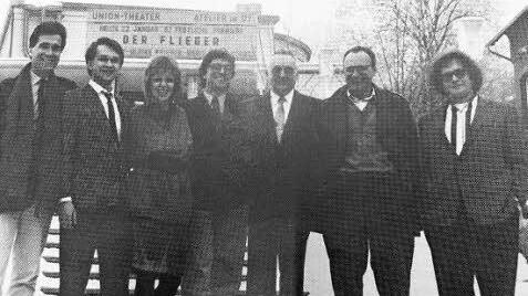 Premierenfoto vor der Kinokulisse Utopolis.