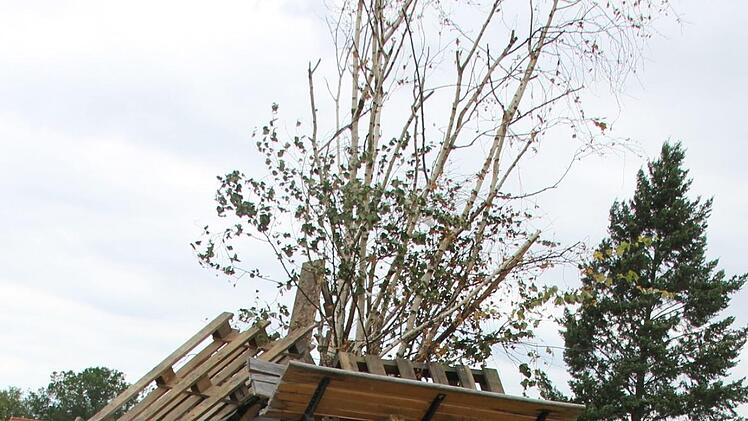 Wenn's zu gefährlich ist, geht's eben nicht: Der Holzstoss in Losbergsgereuth (Marktgemeinde Rentweinsdorf) stand am Sonntag noch. Vielleicht setzt nächstes Wochenende jemand die Fackeln an. Foto: Ralf Kestel
