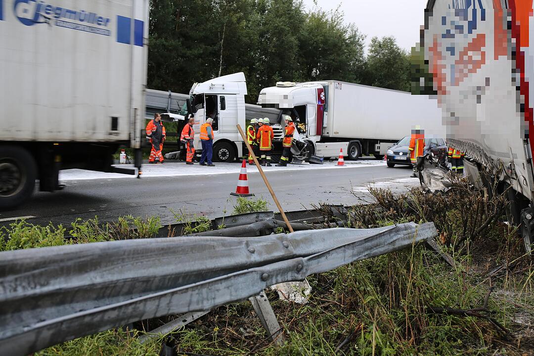Marktschorgast: Lastwagen reißt Schilderbrücke ein – Lange Staus auf A9