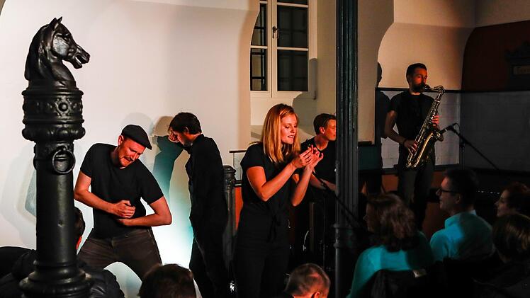 Szenen vom Improvisationstheater im Krackhardt-Haus. Foto: Matthias Hoch