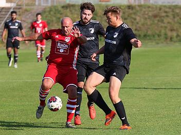 Jan Slawik (Mitte) ist aktuell Spieler und Co-Trainer beim SV Fatschenbrunn. In der kommenden Saison wird der 26-Jährige, der in dieser Szene zusammen mit Teamkollege Bastian Reitz (rechts) den Hermannsberger Alexander Frank (links) in die Mangel nimmt, die "Fatschis" gemeinsam mit Jakob Frank als Spielertrainerduo übernehmen.  Ralf Naumann
