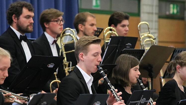 Begeisterten Beifall gab es beim Gastspiel des Jugendsymphonieorchesters Oberfranken in der Frankenhalle Neustadt. Umjubelte Solistin unter der Leitung von Till Fabian Weser war die junge Hornistin Sophia Reuter.Foto: Jochen Berger