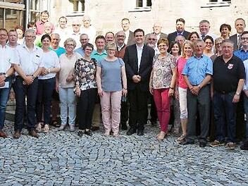 Die VR Bank Oberfranken Mitte spendet 14 550 Euro an 26 Vereine, Institutionen und Schulen. Die Spendenübergabe erfolgte am Dienstag in der Steinmühle der Bank.  Foto: Heike Schülein