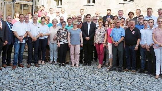 Die VR Bank Oberfranken Mitte spendet 14 550 Euro an 26 Vereine, Institutionen und Schulen. Die Spendenübergabe erfolgte am Dienstag in der Steinmühle der Bank.  Foto: Heike Schülein
