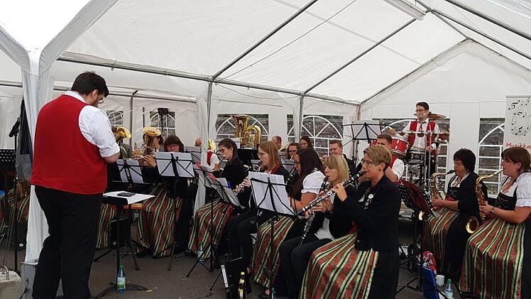 Zahlreiche Musikkapellen traten beim Wilden Sommer in Wildflecken auf.Steffen Fröhlich