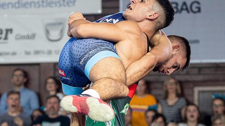 Auf den Arm genommen: Jacopo Sandron (Johannis Grizzlys Nürnberg, grün) gegen Jozsef Andrasi (AC Lichtenfels). Foto: Sportfoto Zink