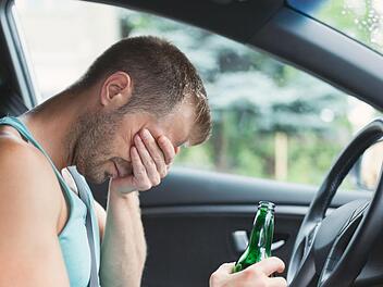 Ein 32-J&auml;hriger ist nach einem n&auml;chtlichen Ausflug zu einem Schnelimbiss s in Kleinostheim einen F&uuml;hrerschein los. Symbolfoto: and.one/Adobe Stock