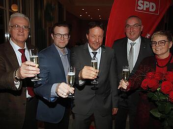 Ein Prost auf den SPD-Ortsverein Bad Bocklet: Der Ortsvereinsvorsitzende Hans Bauer, der Kreisvorsitzende Norbert Schaub, Landrat Kandidat Thomas Menz, Bürgermeister Andreas Sandwall und die Bundestagsabgeordnete Sabine Dittmar  Foto: Dieter Britz