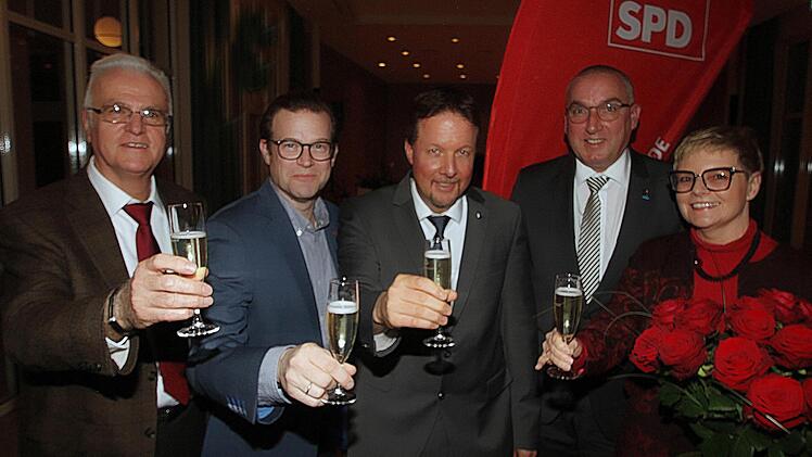 Ein Prost auf den SPD-Ortsverein Bad Bocklet: Der Ortsvereinsvorsitzende Hans Bauer, der Kreisvorsitzende Norbert Schaub, Landrat Kandidat Thomas Menz, Bürgermeister Andreas Sandwall und die Bundestagsabgeordnete Sabine Dittmar  Foto: Dieter Britz