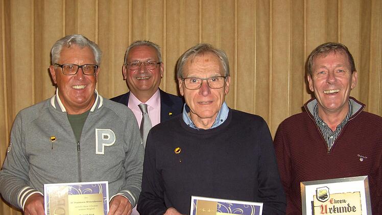 Ehrungen beim FC Wittershausen für 50-jährige Mitgliedschaft und Ernennung zum Ehrenkassier, das Foto zeigt von links: Bertold Zink, Vorsitzenden Jürgen Weigand, Josef Bahn und den neuen Ehrenkassier Marcus Glöckler.