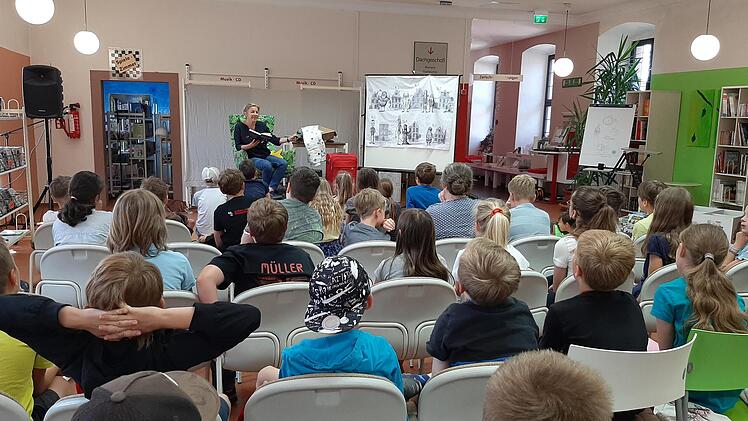 Autorenlesungen standen für verschiedene Klassen in der Stadtbibliothek Hammelburg auf dem Programm. Foto: Melanie Abel