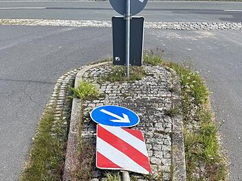 Neustadt bei Coburg: Unbekannter fährt über Verkehrsinsel und Verkehrszeichen und flüchtet - Zeugen gesucht