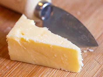 Sogar blutiger Durchfall droht: Hersteller ruft Premium-Käse dringend zurück