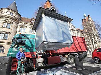 Erst beim Leeren zeigt sich die tatsächliche Größe des Unterflurcontainers, der normalerweise unter der Erde verborgen ist. Fotos: Barbara Herbst
