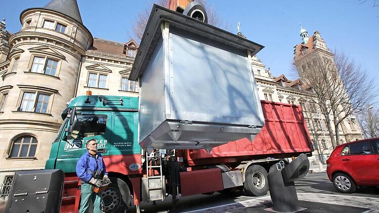 Erst beim Leeren zeigt sich die tatsächliche Größe des Unterflurcontainers, der normalerweise unter der Erde verborgen ist. Fotos: Barbara Herbst