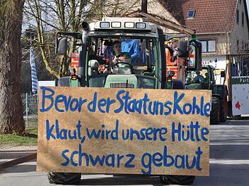 Ein Motivwagen des Bauwagens Ebenhausen beim Faschingsumzug. Fotos: Peter Klopf