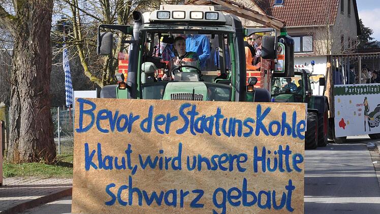 Ein Motivwagen des Bauwagens Ebenhausen beim Faschingsumzug. Fotos: Peter Klopf