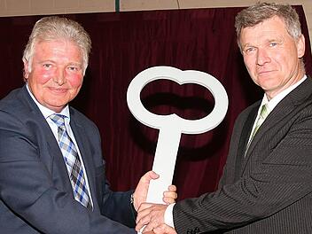 Franz Büttner (links) übergab den symbolischen Rathausschlüssel an Amtsnachfolger Alfred Gündling. Fotos: Gerd Schaar