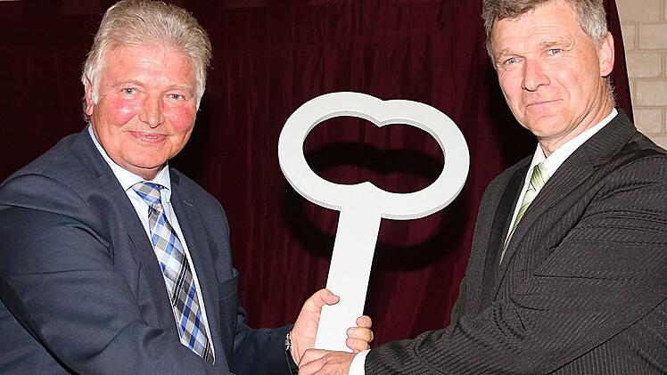 Franz Büttner (links) übergab den symbolischen Rathausschlüssel an Amtsnachfolger Alfred Gündling. Fotos: Gerd Schaar