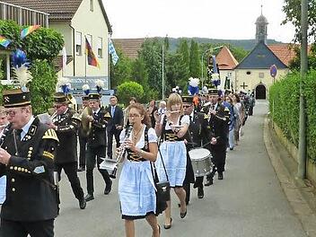 Die Bergmannskapelle Stockheim spielte bei der Kirchenparade. Im Hintergrund das Gotteshaus St. Wolfgang  Foto: Gerd Fleischmann